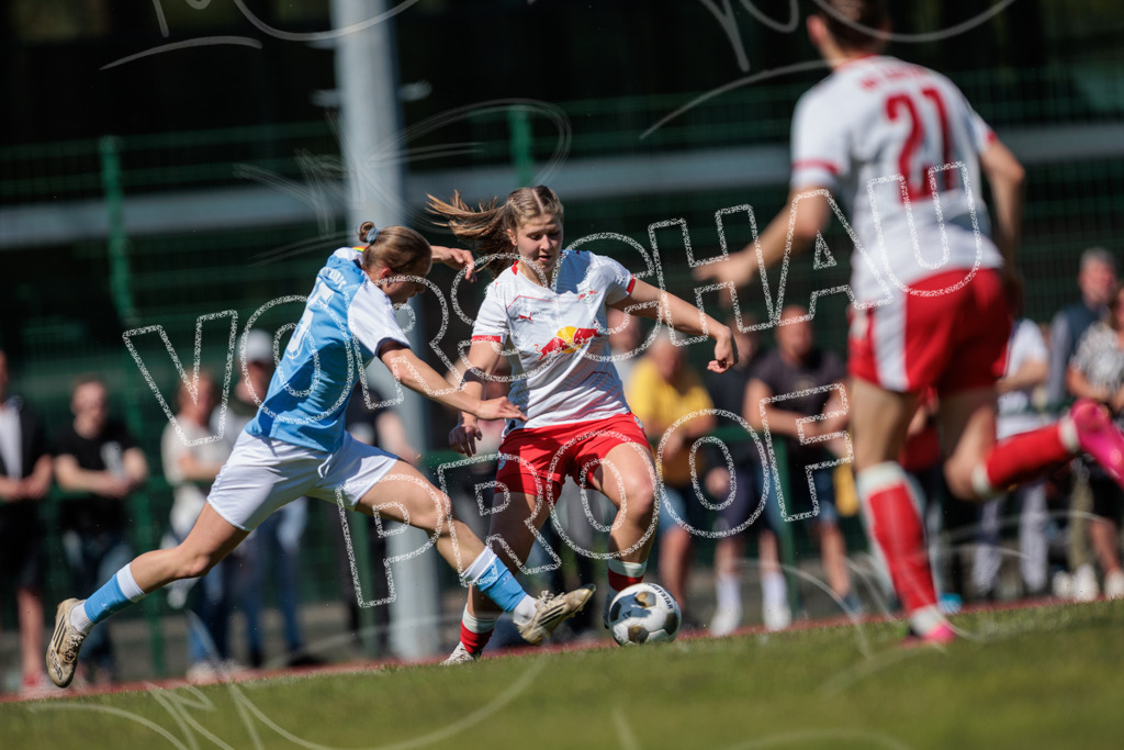Gipfeltreffen der Frauen: Finale um den Sachsenlotto Landespokal 2026 | Am 1. Mai 2026 trafen im Endspiel des Sachsenlotto Landespokals die Frauen des Chemnitzer FC und die zweite Mannschaft von RasenBallsport Leipzig aufeinander. Vor stimmungsvoller Kulisse kämpften beide Teams ab 15:00 Uhr um die begehrte Trophäe des sächsischen Fußballs. Diese Galerie zeigt die Highlights, packende Zweikämpfe und die emotionalsten Momente des Finaltags. - Realisiert mit Pictrs.com