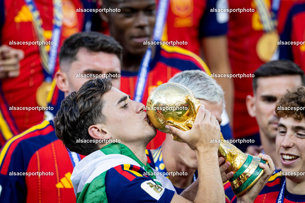 FOOTBALL : Argentine vs Espagne – Finale de la Coupe du Monde FIFA 2026. New York New Jersey Stadium, East Rutherford, New Jersey, États-Unis. 19/07/2026. | Les joueurs de l'équipe d'Espagne célèbrent leur victoire avec le trophée de la Coupe du Monde de la FIFA 2026 après la finale remportée face à l'Argentine au New York New Jersey Stadium, à East Rutherford, dans le New Jersey, le 19 juillet 2026, aux États-Unis.