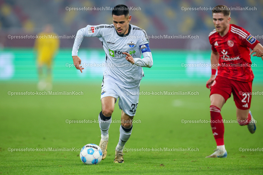 Due09112401027 | 09.11.2024, Fußball, Fortuna Düsseldorf - SC Paderborn 07, 2. Bundesliga, Merkur Spiel-Arena, Saison 2024 2025: Zweikampf zwischen Raphael Obermair (Paderborn #23) gegen Tim Rossmann (Fortuna Düsseldorf #21)DFB regulations prohibit any use of photographs as image sequences and or quasi-video.