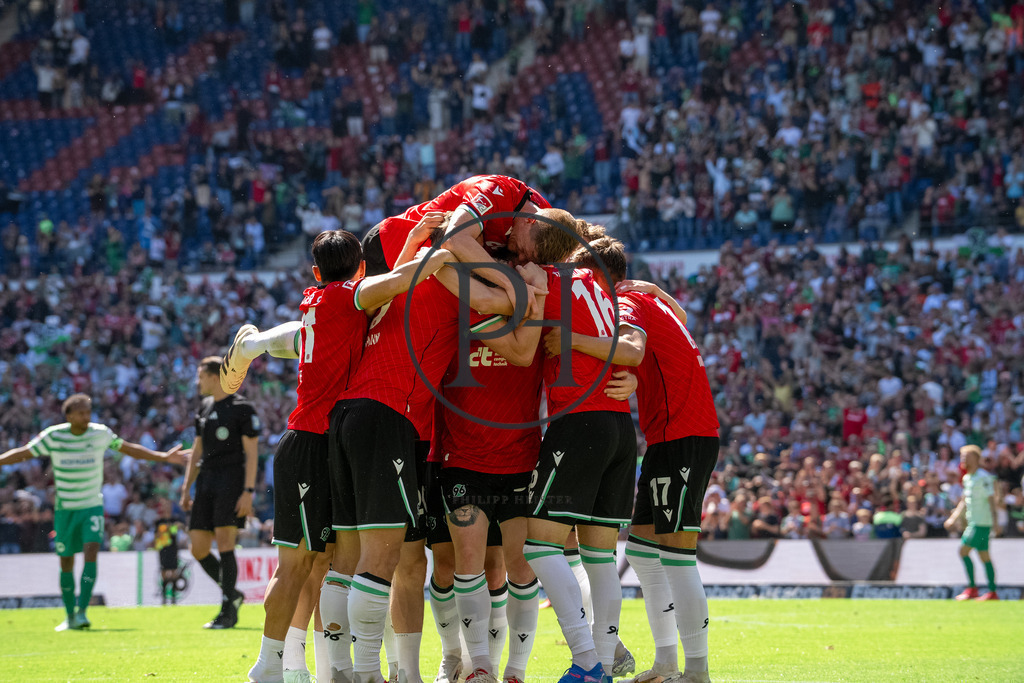 Hannover 96 vs SpVgg Fürth – 2. Bundesliga – 11.05.2025 | Szene aus dem 2. Bundesliga-Spiel des 33. Spieltags zwischen Hannover 96 und der SpVgg Früth am 11 Mai 2025 in der Heinz von Heiden Arena in Hannover. Endstand: 1:1. Fotografiert von Philipp Heist. - Realisiert mit Pictrs.com