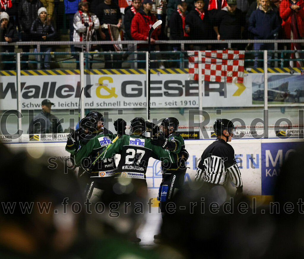 2023-03-10_048_TSV_Erding_gegen_TEV_Miesbach | Erding, Deutschland, 10.03.2023:
Eishockey, Bayernliga Playoffs 2022 / 2023, Halbfinale, TSV Erding gegen TEV Miesbach, Endergebnis: 2:0

Mark Waldhausen (Erding Gladiators, #27), Erik Modlmayr (Erding Gladiators, #21)

Foto: Christian Riedel / fotografie-riedel.net