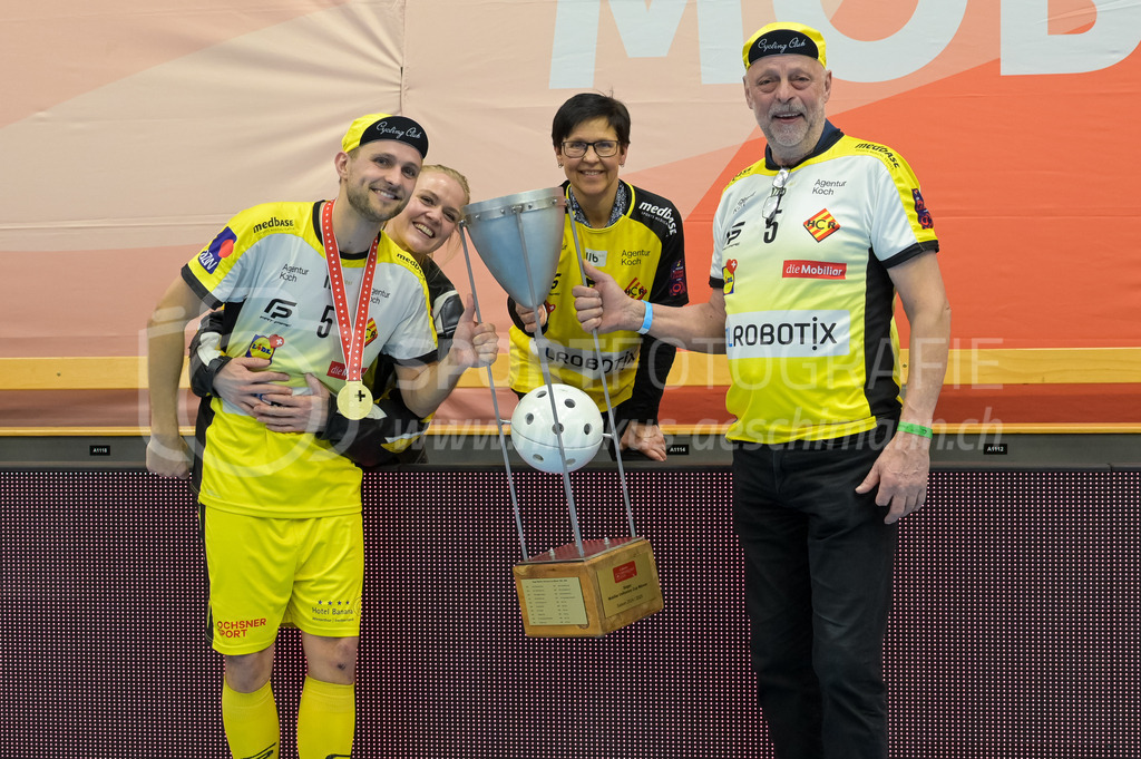 Zug United vs HC Rychenberg - 22. February 2025 | Zug United vs HC RychenbergSporthalle Wankdorf, BernJohan Larsson (#5 HC Rychenberg Winterthur) mit Familie und Pokal.Bild: Sportfotografie Markus Aeschimann | www.markus-aeschimann.ch - Realisiert mit Pictrs.com