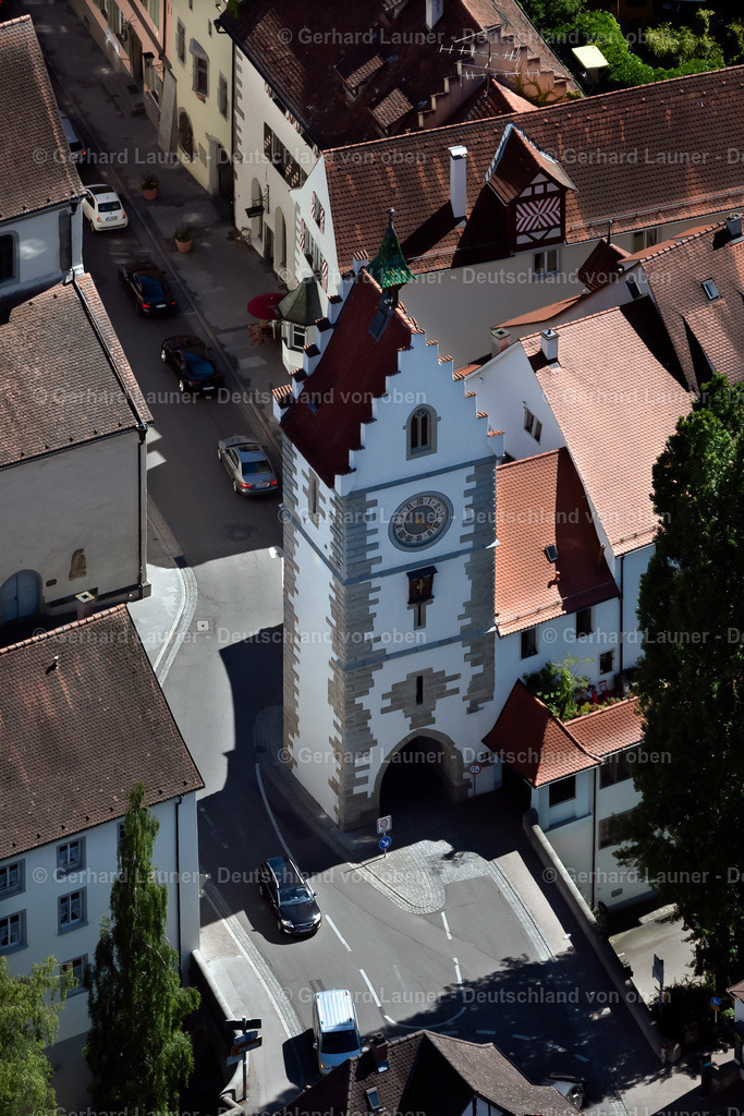 4031993 | ÜBERLINGEN 12.06.2020 Turm- Bauwerk - Tor "Franziskanertor Überlingen" Rest der ehemaligen, historischen Stadtmauer an der Straße Turmgasse in Überlingen am Bodensee im Bundesland Baden-Württemberg, Deutschland. Weiterführende Informationen bei: Überlingen Marketing und Tourismus GmbH. // Tower building - Tor "Franziskanertor Ueberlingen" the rest of the former historic city walls on street Turmgasse in Ueberlingen at Bodensee in the state Baden-Wuerttemberg, Germany. Further information at: Ueberlingen Marketing und Tourismus GmbH. Foto: Gerhard Launer