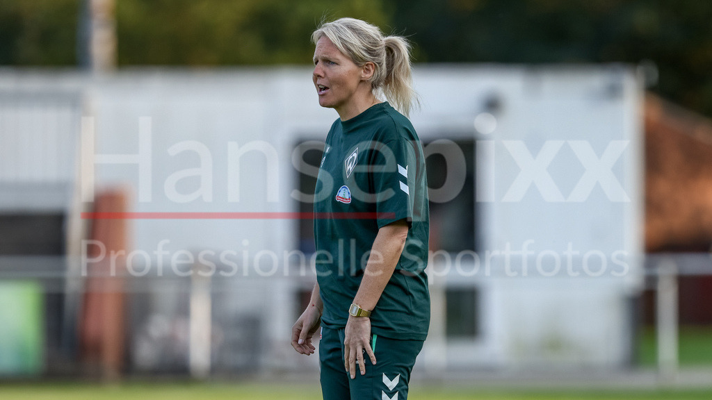 Fussball, Testspiel Frauen, SV Meppen - SV Werder Bremen | Friederike Kromp (Fritzy Kromp, Trainerin, Cheftrainerin, SV Werder Bremen), Portrait, Nahaufnahme, Einzelfoto, Einzelbild