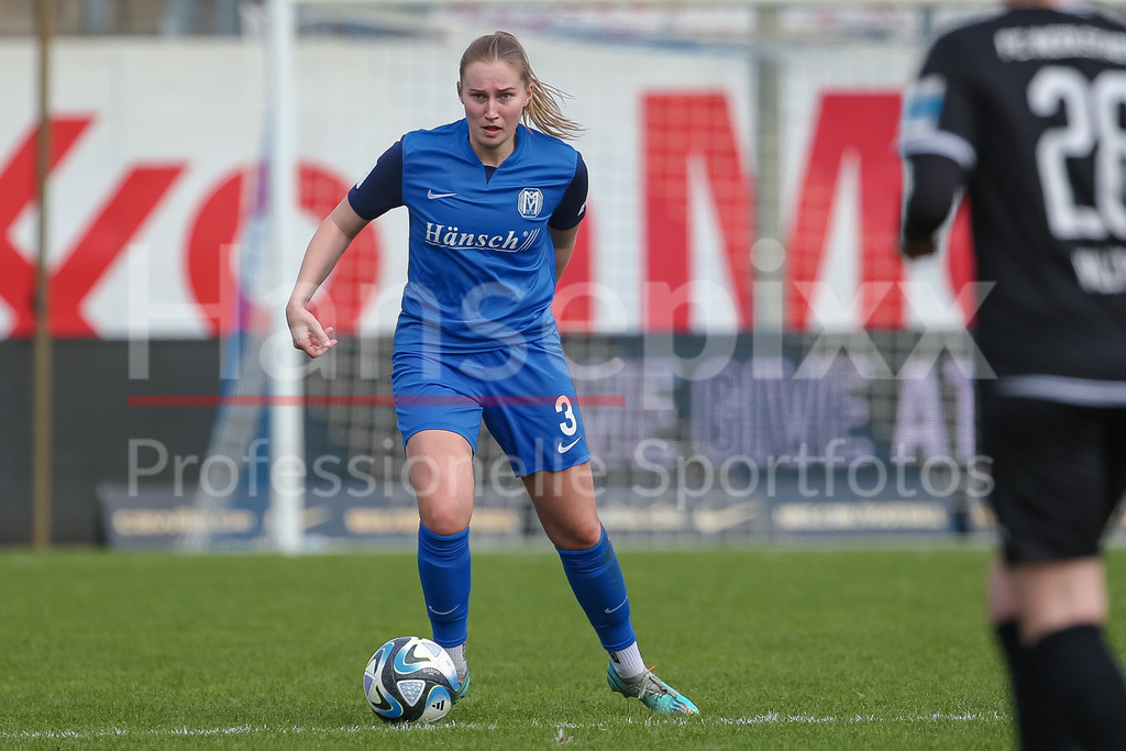 Fussball, 2. Frauen-Bundesliga, SV Meppen - FC Ingolstadt 04 | v.li.: Nina Rolfes (SV Meppen, 3) am Ball, Einzelbild, Ganzkörper, Aktion, Action, Spielszene, DIE DFB-RICHTLINIEN UNTERSAGEN JEGLICHE NUTZUNG VON FOTOS ALS SEQUENZBILDER UND/ODER VIDEOÄHNLICHE FOTOSTRECKEN. DFB REGULATIONS PROHIBIT ANY USE OF PHOTOGRAPHS AS IMAGE SEQUENCES AND/OR QUASI-VIDEO.