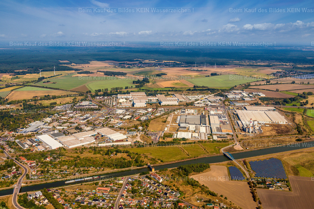 14_Haldensleben_Gerikestr_Dammühlenweg_Euroglas-2413 | Blick aus dem hoch fliegenden Tragschrauber auf den Gewerbestandort Haldensleben. Die weite Luftaufnahme erfasst das großflächige Gewerbe- und Industriegebiet mit bedeutenden Unternehmensstandorten wie Euroglas, Geberit und Hermes.Die hohe Perspektive macht die Dimension des Standortes besonders deutlich. Mehrere große Betriebsflächen und Hallen sind gleichzeitig im Bild und zeigen Haldensleben als bedeutenden Wirtschaftsstandort im Landkreis Börde.Die Aufnahme entstand im Rahmen eines Auftrags zur Standortdokumentation. Gerade bei solchen großräumigen Luftbildern geht es nicht darum, ein einzelnes Gebäude möglichst nah zu fotografieren. Entscheidend ist der Überblick: Welche Unternehmen befinden sich am Standort, wie groß ist das Gewerbegebiet und wie ist es in die umliegende Landschaft und Infrastruktur eingebunden?Damit eignet sich das Motiv besonders für Standortmarketing und Wirtschaftsförderung – als anschauliche Darstellung eines gesamten Wirtschaftsstandortes aus der Luft. - Realisiert mit Pictrs.com