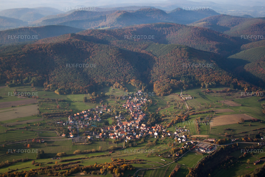 Luftbild: Ortsansicht der Straßen und Häuser der Wohngebiete in Wingen im Bundesland Bas-Rhin in Frankreich. Foto: IMG_54060.jpg vom 21.10.2012 durch Werner Riehm/FLY-FOTO.de