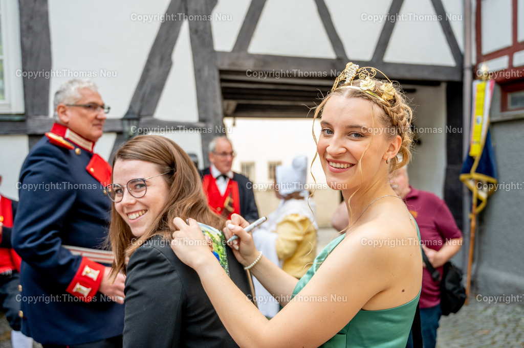 27_Winzerfest-Bensheim | Bensheim, Walderdorffer Hof, auf dem Rücken ihrer Amtsvorgängerin Katja Simon gibt die neue Weinkönigin Chiara Fischer eins ihrer ersten Autogramme, ,, Bild: Thomas Neu