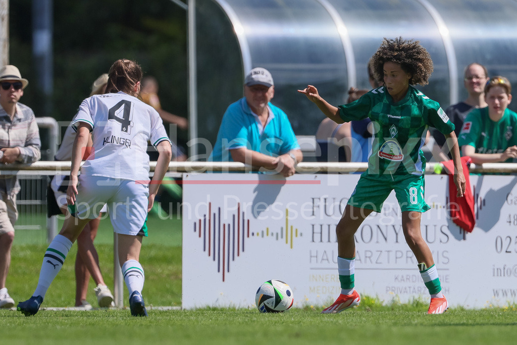 Fussball, Testspiel Frauen, Borussia Mönchengladbach - SV Werder Bremen | v.li.: Nina Klinger (Borussia Mönchengladbach, 4) und Amira Arfaoui (SV Werder Bremen, 8) im Zweikampf, Duell, Dynamik, Aktion, Action, Spielszene