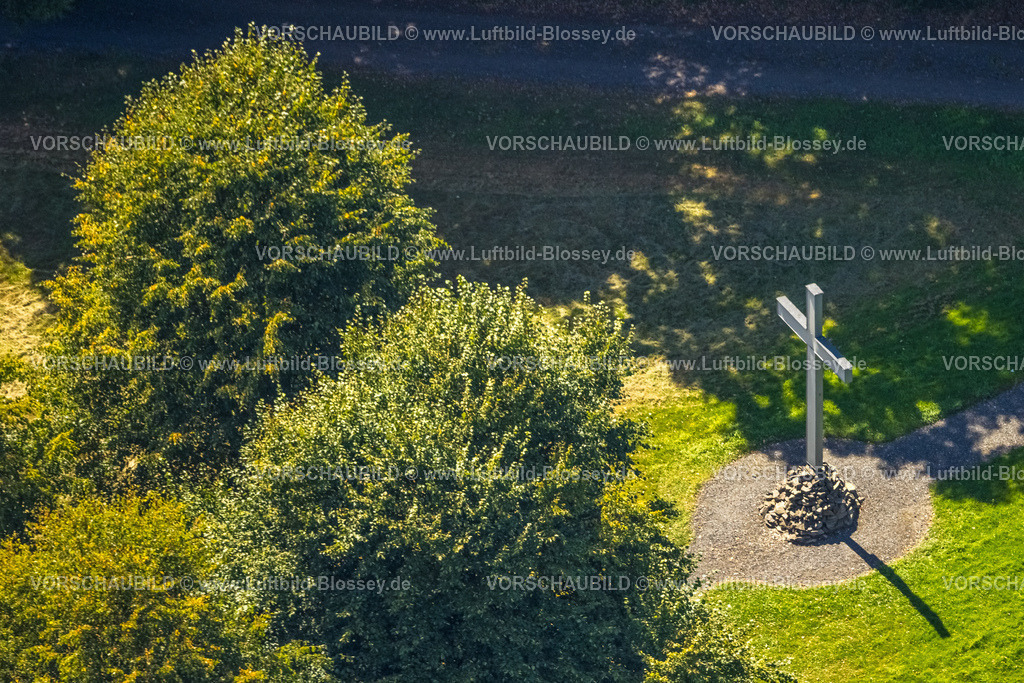 Luedenscheid250814134 | Luftbild, Kreuz auf einem Feldweg, FCJG Schulungszentrum e.V. Revival School, Waldsiedlung Wislader Weg, Gevelndorf, Lüdenscheid, Sauerland, Nordrhein-Westfalen, Deutschland