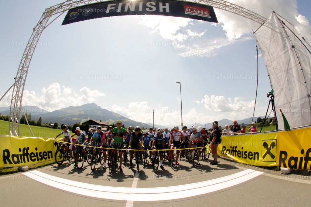 762_20230817_Bewerb_Maenner_Muehlanger | AUT - OESTERREICH, 2023-08-16: SPORT RENNRAD-FAHREN - 55. INTERNATIONALER RADWELTPOKAL IN ST. JOHANN IN TIROL  - Vintage-Radrennen mit WM-Bronze-Medaillen-Siegerin Christina Schweinberger, den Teilnehmer und Alexander Baumann (vom Orginastions-Team) - TAG 2 BEWERB MAENNER IN SECHS GRUPPEN  ; Foto: Roland Muehlanger