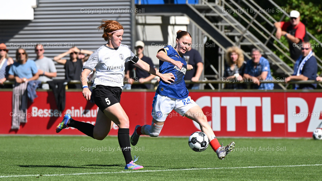 Holstein Kiel vs SV Meppen | Kira Hasse (Holstein #24) / Lena Göppel (Meppen #5) / Fußball-DFB-Pokal Play-Off-Runde Frauen 2025/2026 / Holstein Kiel vs SV Meppen / Citti Fussball Park - Projensdorf / Kiel / 17.08.25 - Realisiert mit Pictrs.com
