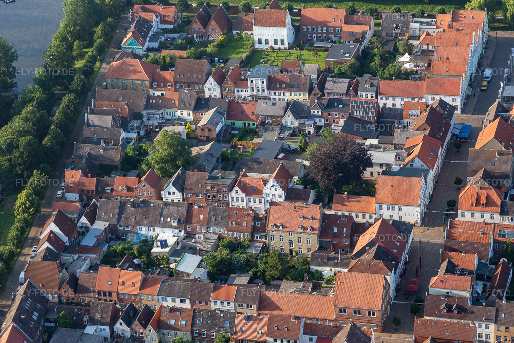 Luftbild: Kirchenstr / Prinzenstr in Friedrichstadt im Bundesland Schleswig-Holstein in Deutschland. Foto: IMG_0007301.jpg vom 16.07.2021 durch Werner Riehm/FLY-FOTO.de