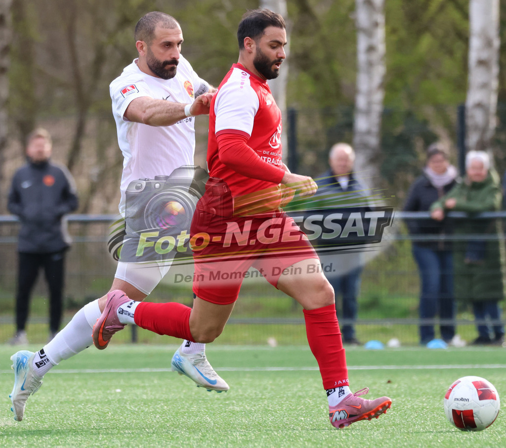 FC RW Kirchlengern - Post TSV Detmold | Auf dem Bild zu sehen: Rot FC RW Kirchlengern: Omar Khaled ; Weiß Post TSV Detmold: Zalem ÖzmenFC RW Kirchlengern, Post TSV Detmold, Saison 25/26, Landesliga, Deutschland - Realisiert mit Pictrs.com