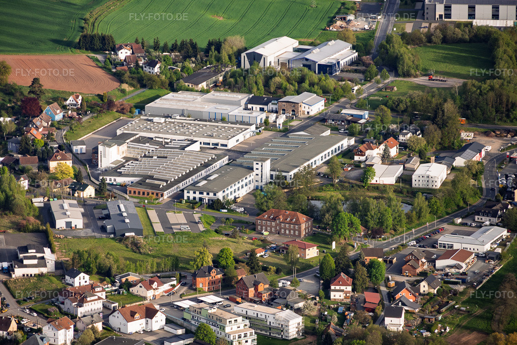 Luftbild: Industriegebiet Industriestraße mit Federal-Mogul Ignition GmbH, Elektromaschinenbau Schultheiß & Co. GmbH und Zirbs Verpackungen e.Kfr. im Ortsteil Neuhaus in Föritztal im Bundesland Thüringen in Deutschland. – Foto: IMG_155909.jpg vom 02.05.2026 durch Werner Riehm/FLY-FOTO.de – Auflösung des Originals: 5914 x 3942 px – Tenneco - Cleaner, More Efficient and Reliable Performance | Tenneco – Elektroantriebe: Reparatur, Service, Vertrieb | EMB Schultheiß – zirbs-verpackungen.de