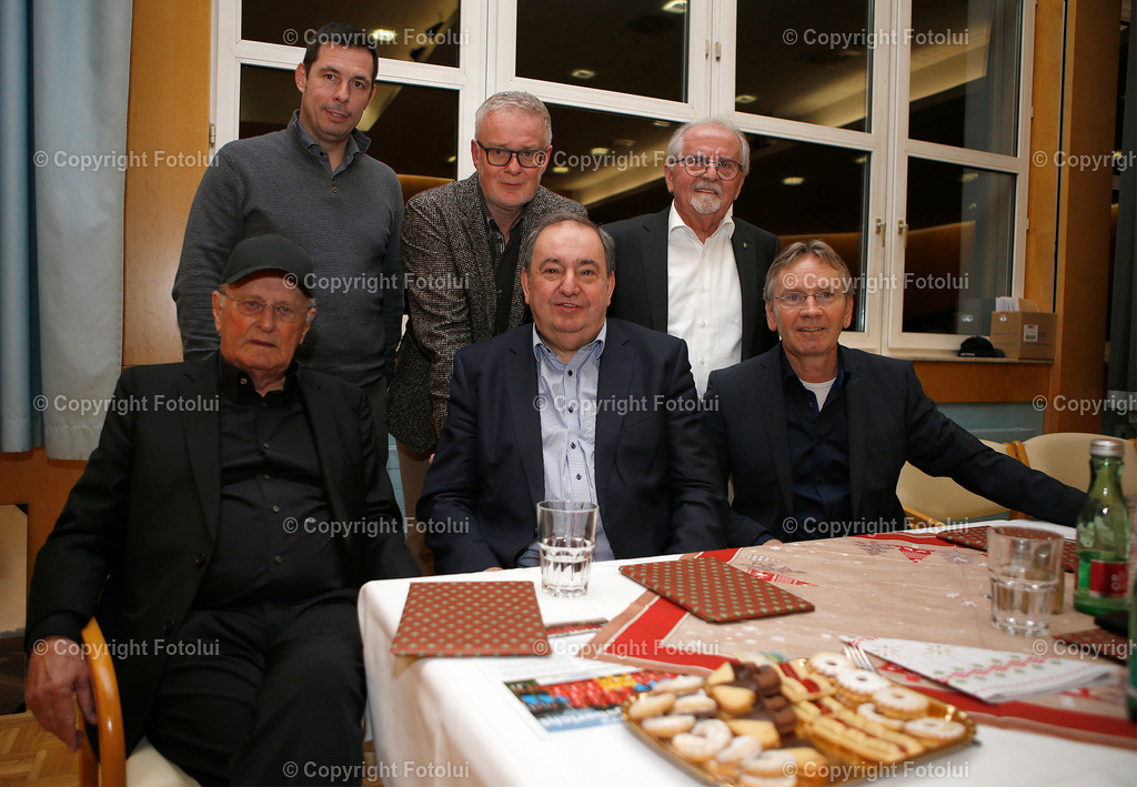 A_LUI_101222_01 | SPORT,FUSSBALL,ASKOE OEDT NACHWUCHS WEIHNACHTSFEIER 2022 10.12.2022 IM BILD.V.L.RADOVAN VUJANOVIC (LASK),GEORG LEBLHUBER (KRONEN ZEITUNG),FRANZ AMANN (SPORTSTADTRAT TRAUN)VORNE FRANZ GRAD ,ERICH HAIDER (GENERALDIREKTOR LINZ AG) UND FRANZ SCHIEFERMAIR (SPORTUNION) FOTO: FOTOLUI/OEDT
