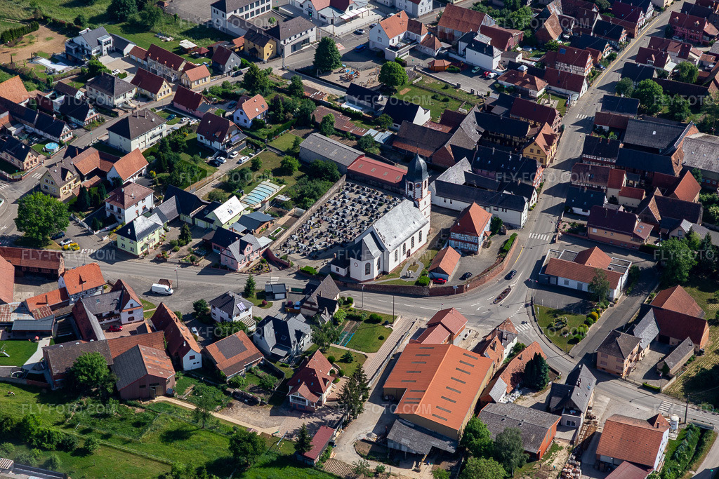 Aerial view: Eglise Sainte-Marguerite de Niederlauterbach in Niederlauterbach in the state Bas-Rhin, France.Photo: IMG_131730.jpg taken on 05/22/2022 by Werner Riehm/FLY-FOTO.comResolution of the original: 5472 x 3648 px