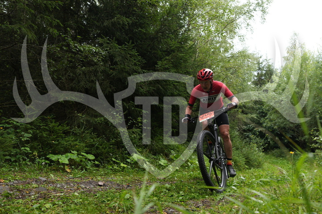 A6703409 | Fotogalerie der Treibjagd im Dunkelwald - Dein MTB Etappenrennen im Erzgebirge - Realisiert mit Pictrs.com