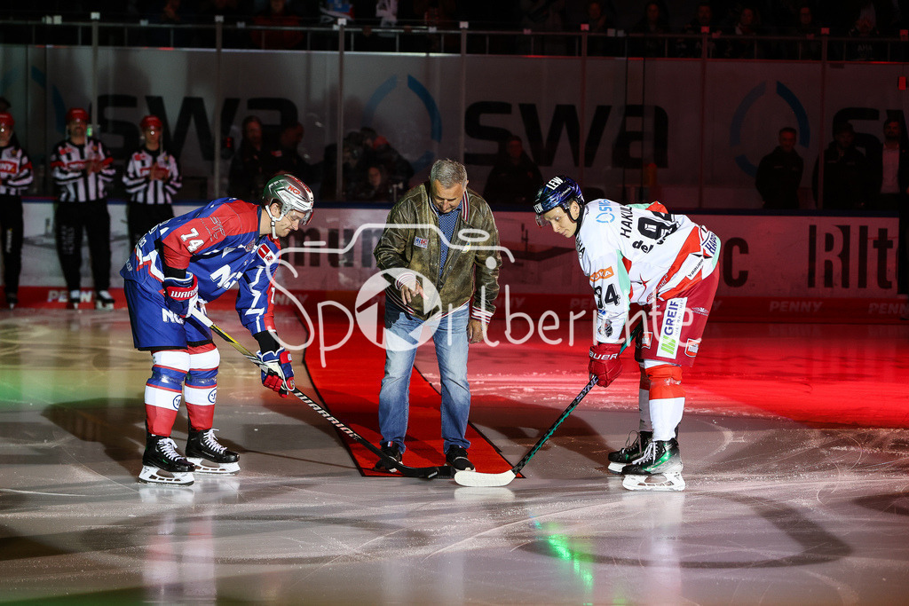 Augsburger Panther - Nürnberg ICE Tigers | v. l. Dane FOX (NIT #74) Jaroslav POUZAR und Anrei HAKULINEN (AEV #94)  beim Showbully vor der DEL Retro Partie zwischen Augsburg und Nuernberg