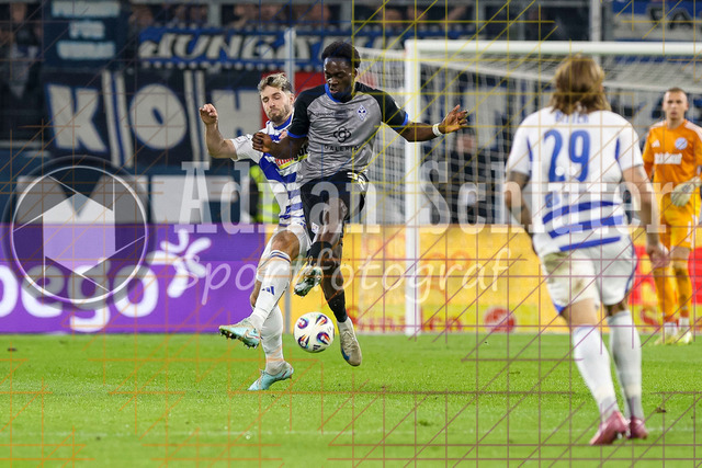 MSV Duisburg vs SV Waldhof Mannheim - 3. Liga | Duisburg, Deutschland, 07.11.25:   Tobias Fleckstein (MSV Duisburg) und Kennedy Onyedika Okpala (SV Waldhof Mannheim) im Kampf um den Ball waehrend des Spiels der 3. Liga MSV Duisburg vs SV Waldhof Mannheim in der schauinsland-reisen-arena(Foto von Brauer-Fotoagentur / Adrian Schlueter)