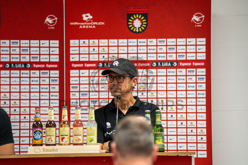 SG Sonnenhof Großaspach vs. Fortuna Köln, Fussball, 3. Liga, 1. Spieltag, 08.08.2026 | Matthias Mink (Cheftrainer Fortuna Köln) bei der Pressekonferenz,SG Sonnenhof Großaspach vs. Fortuna Köln, Fussball, 3. Liga, 1. Spieltag, 08.08.2026,DFB regulations prohibit any use of photographs as image sequences and/or quasi-video