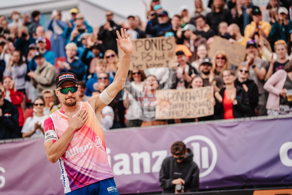 Beachvolleyball | Männer | Allianz German Beach Tour 2025 | Tourstop Bremen | 15.06.2025 | Bennet Poniewaz läuft das letzte mal in die Arena ein