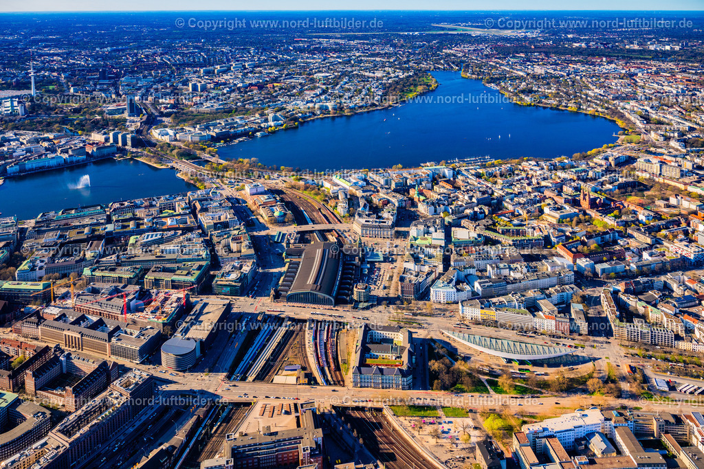 Hamburg_Hauptbahnhof_Alster_ELS_5113060425 | HAMBURG 06.04.2025 Gleisverlauf und Gebäude des Hauptbahnhofes der Deutschen Bahn in Hamburg, Deutschland. Weiterführende Informationen bei: CARLISLE Construction Materials GmbH,  DB InfraGO AG,  DB Regio AG,  DB Station & Service AG,  Deutsche Bahn AG,  HGI - HÜGIN GROUP INTERNATIONAL GMBH CO.KG,  IBN Ingenieurbüro Noack,  INGENIEURBÜRO DR. BINNEWIES Ingenieurgesellschaft mbH,  S-Bahn Hamburg GmbH. // Track progress and building of the main station of the railway in Hamburg, Germany. Further information at: CARLISLE Construction Materials GmbH,  DB InfraGO AG,  DB Regio AG,  DB Station & Service AG,  Deutsche Bahn AG,  HGI - HUeGIN GROUP INTERNATIONAL GMBH CO.KG,  IBN Ingenieurbuero Noack,  INGENIEURBUeRO DR. BINNEWIES Ingenieurgesellschaft mbH,  S-Bahn Hamburg GmbH. Foto: Martin Elsen