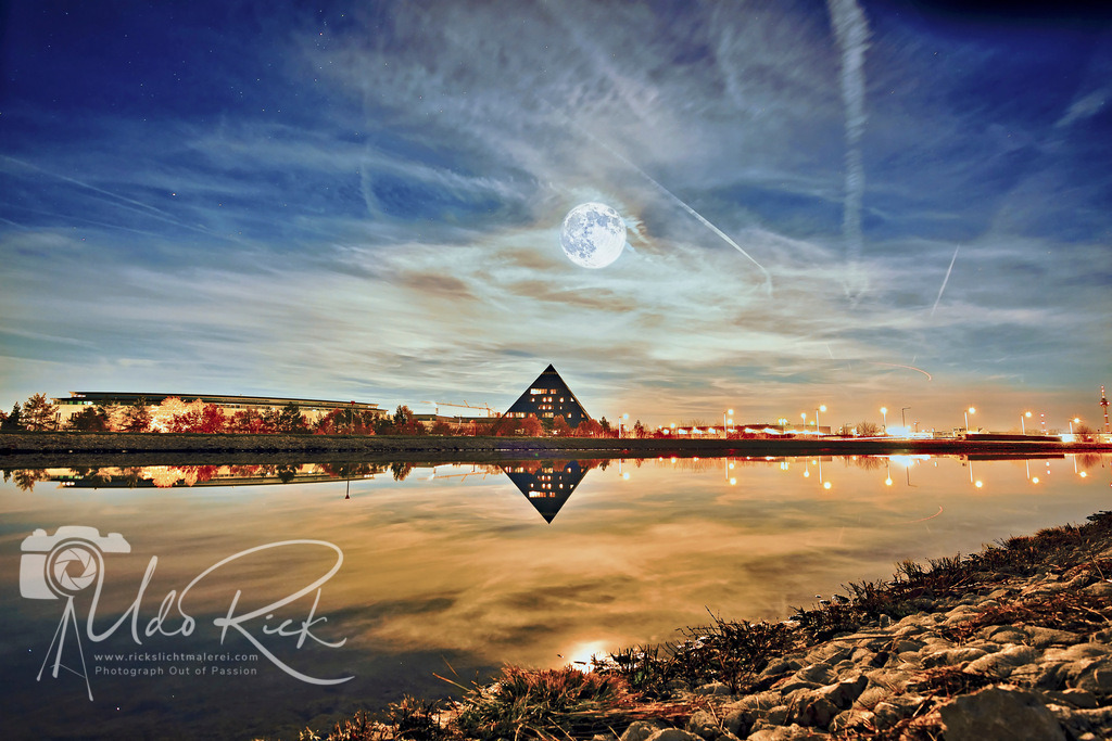 Pyramide_Fürth | Entdecken Sie Fotografie aus Leidenschaft: Auftragsfotografie, HD-Fotos, Geschenkartikel aus Ihren Bildern und vieles mehr. Beauftragen Sie uns für besondere Momente!