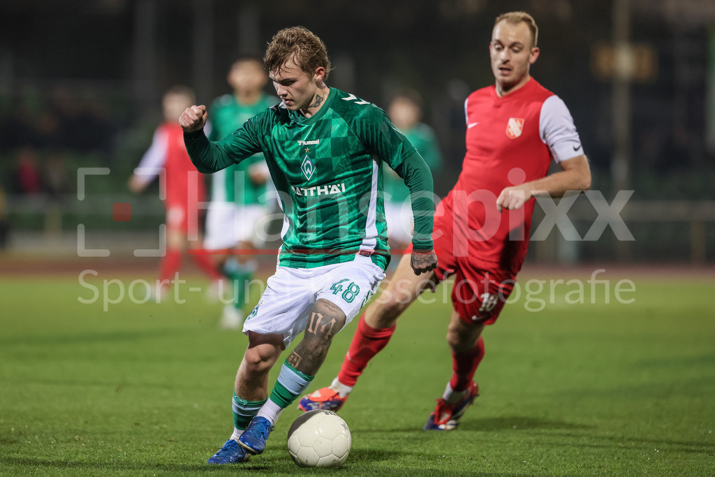 Fussball, Regionalliga Nord, SV Werder Bremen II - TSV Havelse | v.li.: Isak Hansen-Aaroen (Aaröen, SV Werder Bremen II, 48) am Ball, Einzelbild, Ganzkörper, Aktion, Action, Spielszene