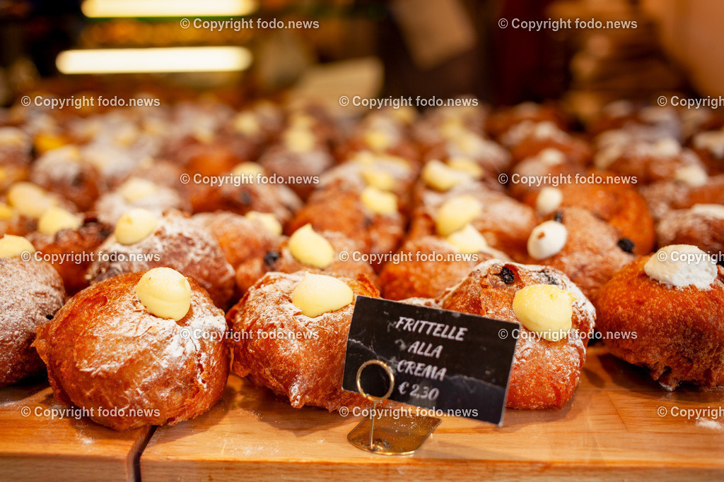 Italien_ Venedig_ 03.03.2025-54 | 03.03.2025, Italien, ITA, Venetien, Venedig, im Bild Venedig, Stadtansichten, Touristen, Reisefeature, Karneval, Masken, maskiert, venezianisch, Reise, Venedig, Venezia, Venetien, Stadtansicht, Campanile, Canale Grande, Markusplatz, Markuskirche, Touristen, Gondel, Gondolere, Faehre, Motorboot, Wassertaxi, Vaporetto, Adria, Lagune, Pfahlbauten, Bruecke, Rialtobruecke, La Gondola, Dogenpalast, Italien, Creativ, Kreativ