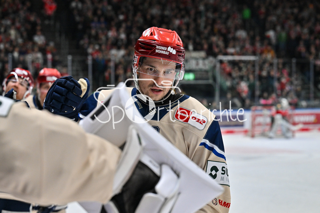 Augsburger Panther - Schwenninger Wild Wings | Jubel der Gaeste nach dem Treffer zum 3-2 durch Matt PUEMPEL (Schwenninger Wild Wings 73) / Freude / Happy / Tor / Freude / DEL: Augsburger Panther - Schwenninger Wild Wings, Curt Frenzel Stadion am 02.02.2025
