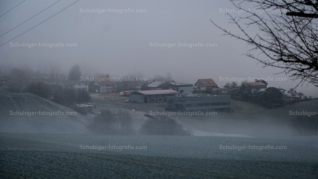 Nods im Nebel | Nods ist eine politische Gemeinde im Verwaltungskreis Berner Jura des Kantons Bern in der Schweiz. Der frühere deutsche Name Nos wird heute nicht mehr verwendet. Wikipedia - Realisiert mit Pictrs.com