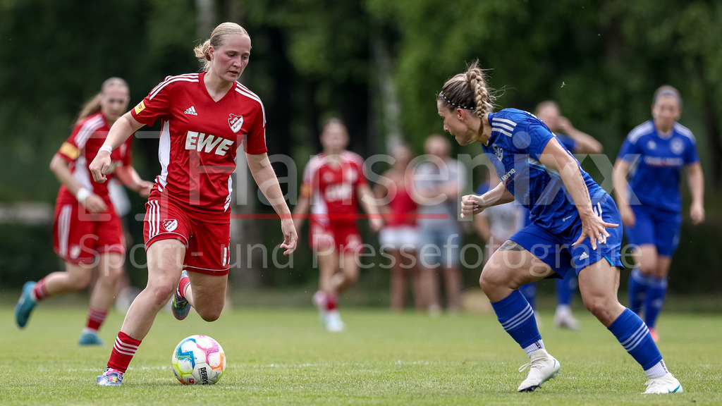 Fussball, Aufstiegsspiel Regionalliga Nord Frauen, SpVg Aurich - SSC Hagen Ahrensburg | v.li.: Teresa Frizberg (SpVg Aurich, 17) und Marleen Jelonek (SSC Hagen Ahrensburg, 18) im Zweikampf, Duell, Dynamik, Aktion, Action, Spielszene