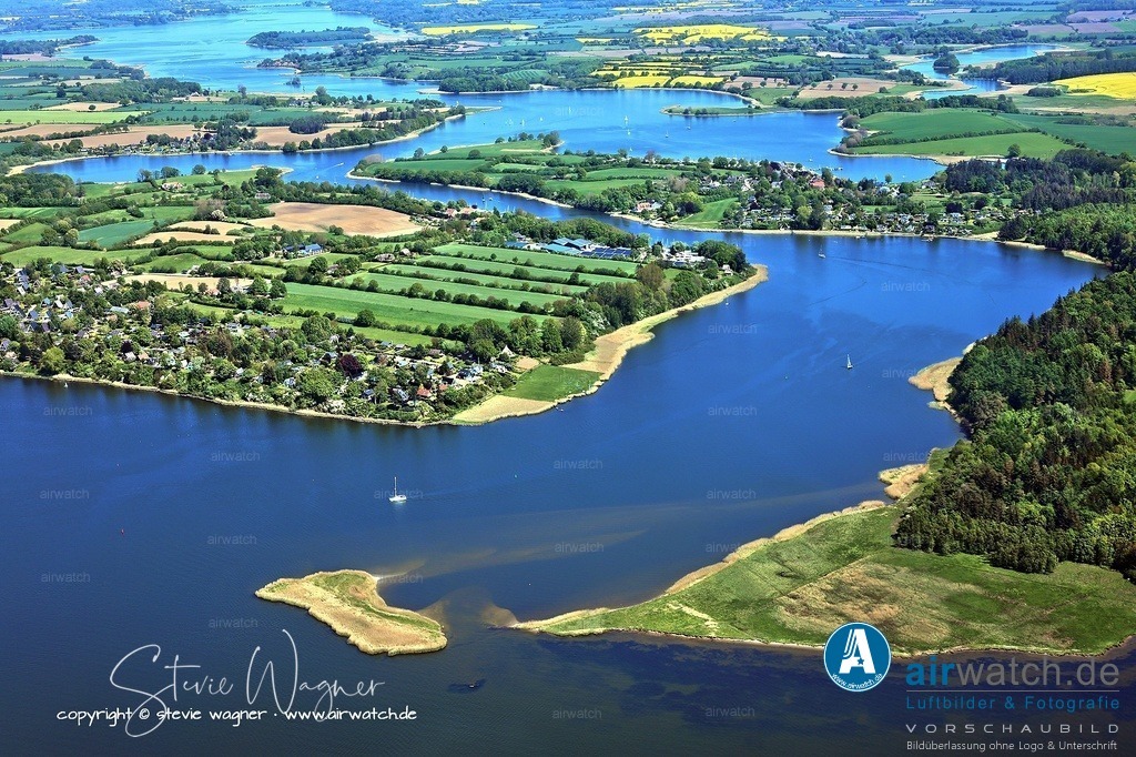 Luftbild Ostseefjord Schlei, Missunde, Campingplatz Wees, Fährhaus Missunde, Marina Brodersby | Ostseefjord Schlei: Der Ostseefjord Schlei ist ein 40 Kilometer langer Meeresarm an der deutschen Ostseeküste, der die schleswigschen Landesteile Angeln und Schwansen voneinander trennt.