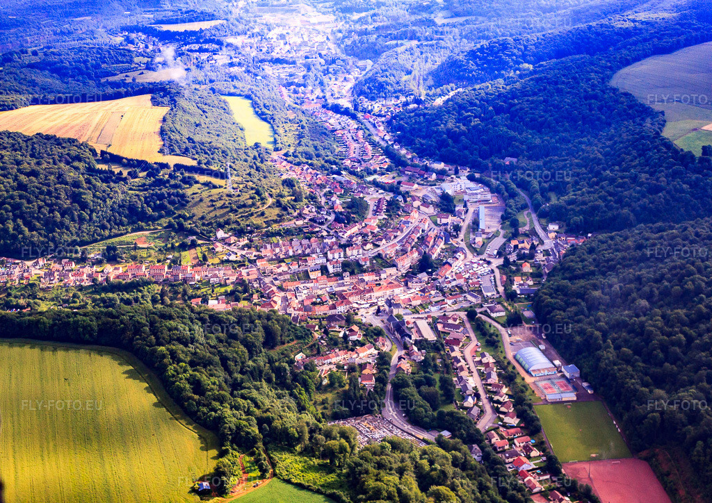 Vue aérienne: Vue de la ville depuis le sud à Ottange dans le département Moselle, France.Photo: IMG_50555.jpg prise le 23/06/2012 par Werner Riehm/FLY-FOTO.euRésolution de l'original: 4482 x 3168 px