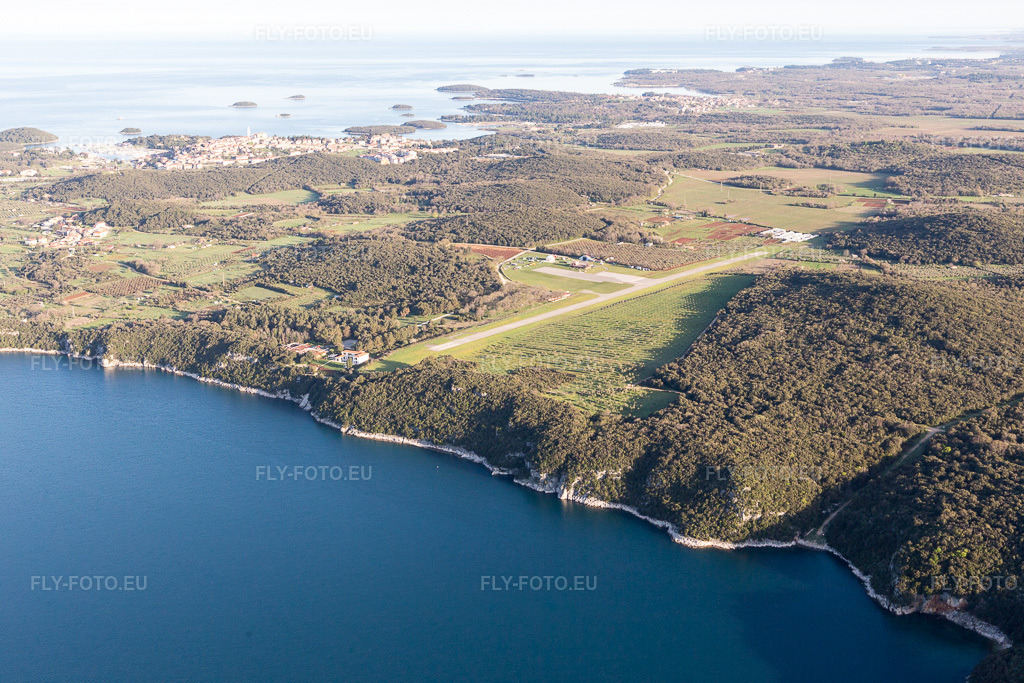Vue aérienne: Vue de la ville à Vrsar dans le département Gespanschaft Istrien, Croatie. Photo: IMG_106293.jpg prise le 14/04/2018 par Werner Riehm/FLY-FOTO.eu – Résolution de l'original: 5472 x 3648 px
