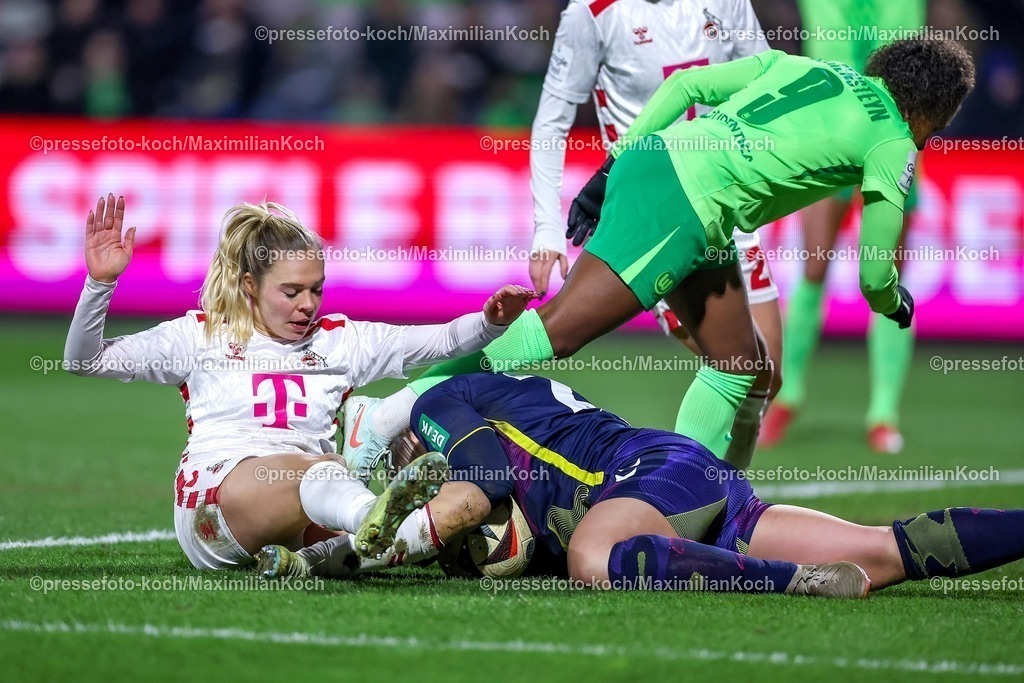 Koe07022501047 | 07.02.2025, Frauen Fußball, 1. FC Köln - VfL Wolfsburg, 1. Fußball Bundesliga, Franz-Kremer-Stadion, Saison 2024 2025: Janina Hechler (1. FC Köln #28) im Zweikampf gegen Lineth Beerensteyn (VfL Wolfsburg #9) - Torwart Aurora Mikalsen (1. FC Köln #23) sichertDFB regulations prohibit any use of photographs as image sequences and or quasi-video.