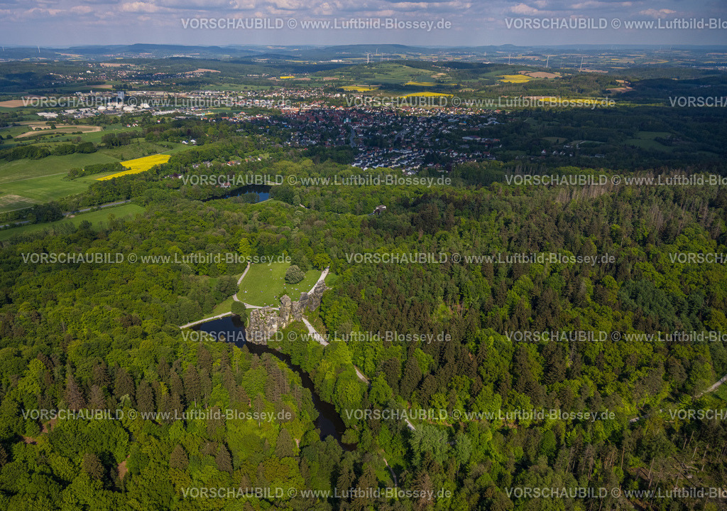 Horn-BadMeinberg240505996Externsteine | Luftbild, Externsteine, historische Sehenswürdigkeit im NSG Naturschutzgebiet, markante Felsformation mit Besucher Plattform, Oberer See mit Fluss Wiembecke und  Liegewiese mit Besuchern, Blick nach Horn-Bad Meinberg, umgeben vom Waldgebiet Teutoburger Wald, Holzhausen-Externsteine, Horn-Bad Meinberg, Ostwestfalen, Nordrhein-Westfalen, Deutschland