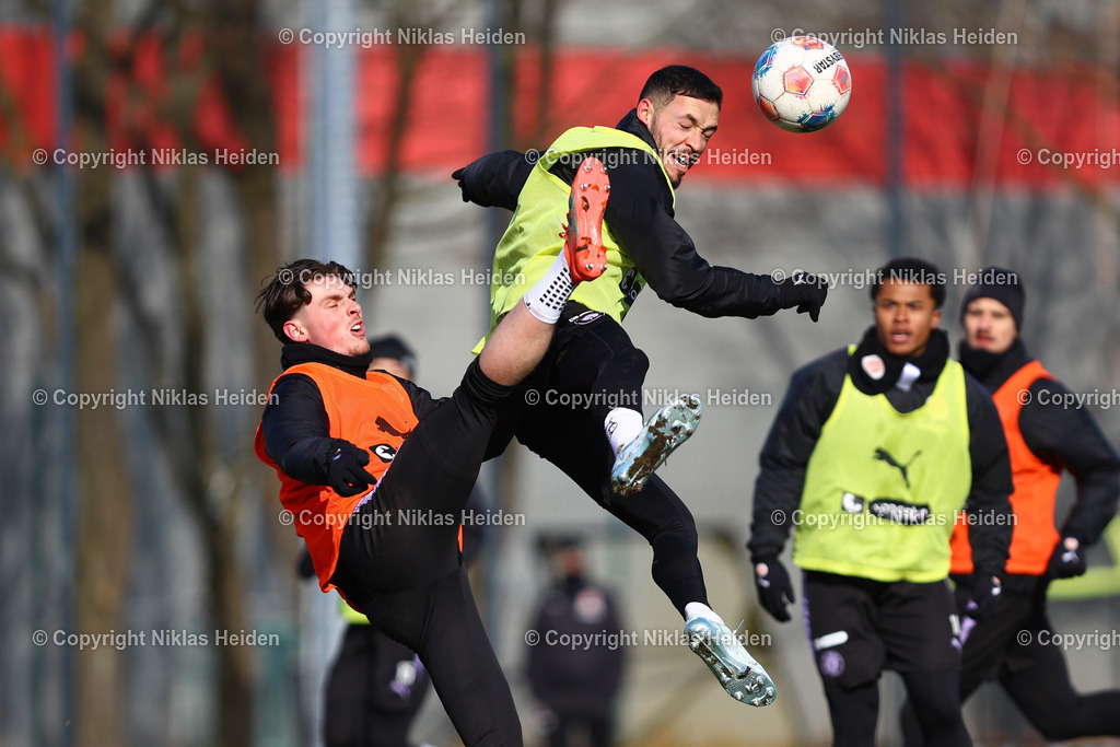 NH_FCStPauli_Training_19022026 | 28 Mathias Pereira Lage (FC St. Pauli) und #14 Fin Stevens (FC St. Pauli)Fußball I Herren I Training I Saison 2025-2026 I FC St. Pauli I 19.02.2026 I Trainingszentrum FC St. Pauli