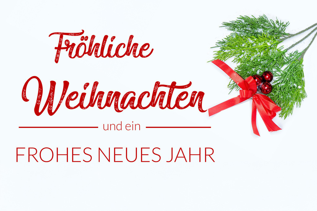 Weihnachts und Neujahrswünsche | Weihnachtsgrüße: Grußkarte mit der Aufschrift FRÖHLICHE WEIHNACHTEN UND EIN FROHES NEUES JAHR vor hellem Hintergrund neben Tannenzweigen (digital nachbearbeitet) - Realisiert mit Pictrs.com