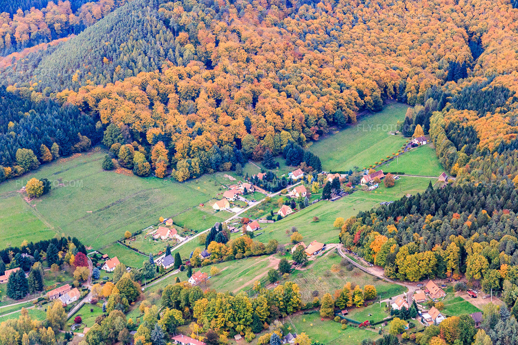 Aerial view: Rue du Nagelsthal in Windstein in the state Bas-Rhin, France. – Photo: IMG_084627.jpg taken on 10/23/2015 by Werner Riehm/FLY-FOTO.com – Resolution of the original: 5472 x 3648 px
