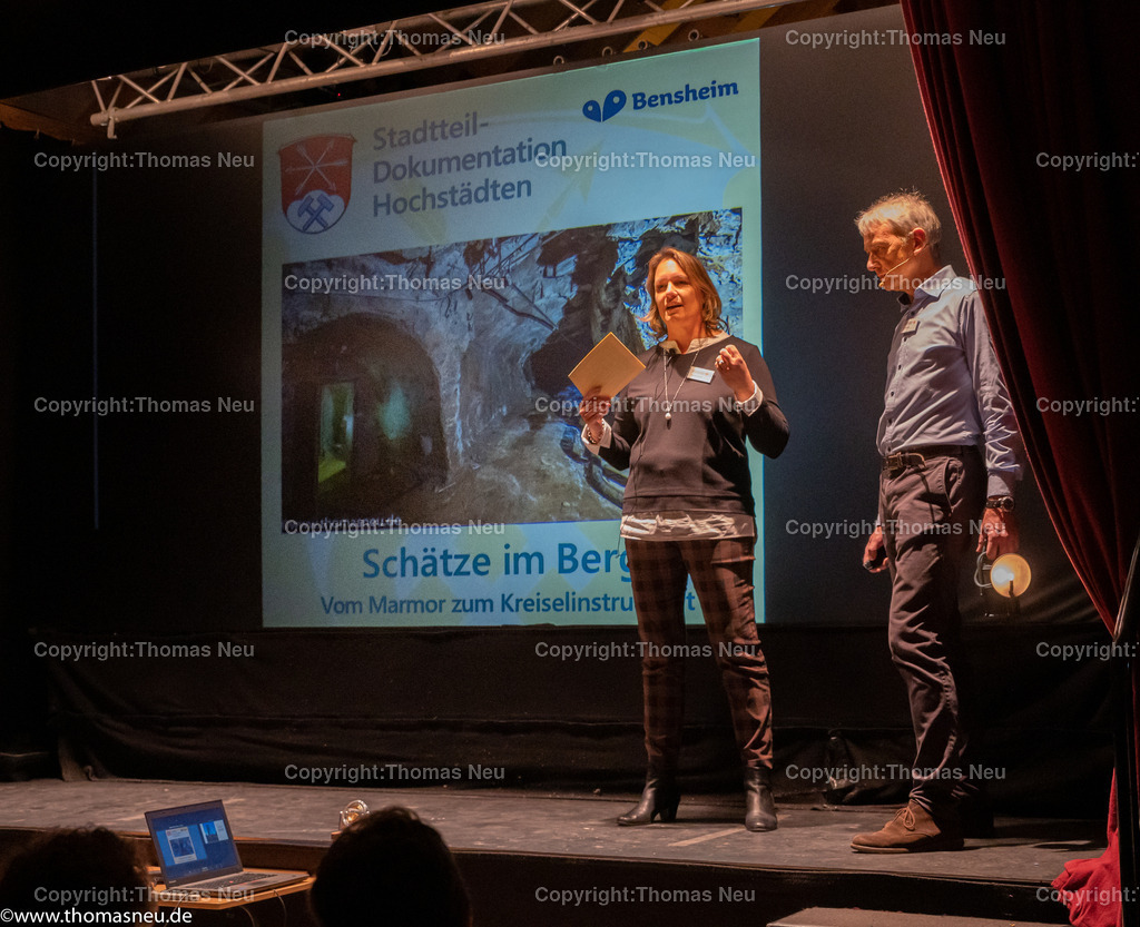 DSC_6743 | Stadtteildokumentation Hochstädten: Schätze im Berg, Vortrag von Veit Held zur Ausstellungseröffnung, Bericht über Vortrag und die Ausstellung als solche ,Begrüßung durch Claudia Sosniak, , Bild: Thomas Neu