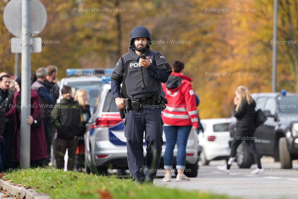 20221111 Amoklauf in Mittelschule Haselstauden | DORNBIRN, OESTERREICH - 11. NOVEMBER: Polizeieinsatz waehrend des Amoklaufs in der Mittelschule Haselstauden in Mittelschule Haselstauden on November 11, 2022 in Dornbirn, Austria.