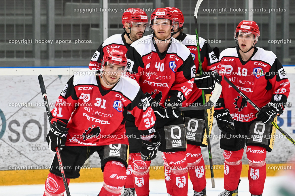 HDD Jesenice vs. EC Bregenzerwald 30.9.2022 | Jubel HDD Jesenice Mannschaft, #31 Pance Eric, #40 Blomberg Niki, #97 Ulamec Luka, #19 Sersen Gasper