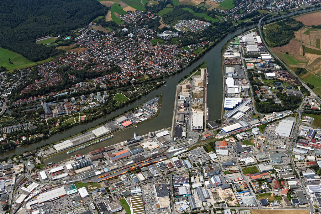 dr__0049382.jpg | BAMBERG 19.07.2024 Kaianlagen und Schiffs- Anlegestellen am Hafenbecken des Binnenhafens der Bayernhafen GmbH an der Regnitz im Ortsteil Gaustadt in Bamberg im Bundesland Bayern. Weiterführende Informationen bei: Bayernhafen GmbH & Co. KG. // Quays and ship moorings at the harbor basin of the inland port of Bayernhafen GmbH on the Regnitz in the Gaustadt district of Bamberg in the state of Bavaria. Further information at: Bayernhafen GmbH & Co. KG. Foto: Daniel Reiter
