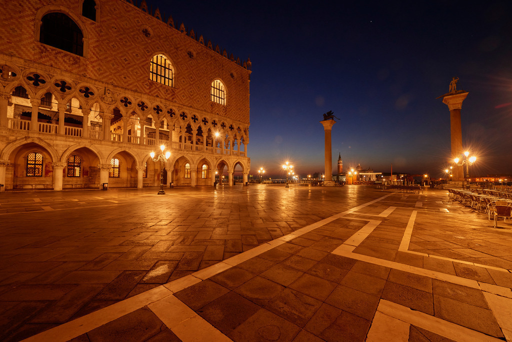 Dogenpalast am Markusplatz im Morgenlicht | Venedig, Italien - December 07, 2016: Dogenpalast am Markusplatz im Morgenlicht. - Realisiert mit Pictrs.com