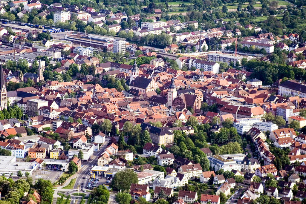Luftbild: Altstadtbereich und Innenstadtzentrum in Ettlingen im Bundesland Baden-Württemberg in Deutschland. Foto: IMG_1941.jpg vom 14.05.2006 durch Werner Riehm/FLY-FOTO.de