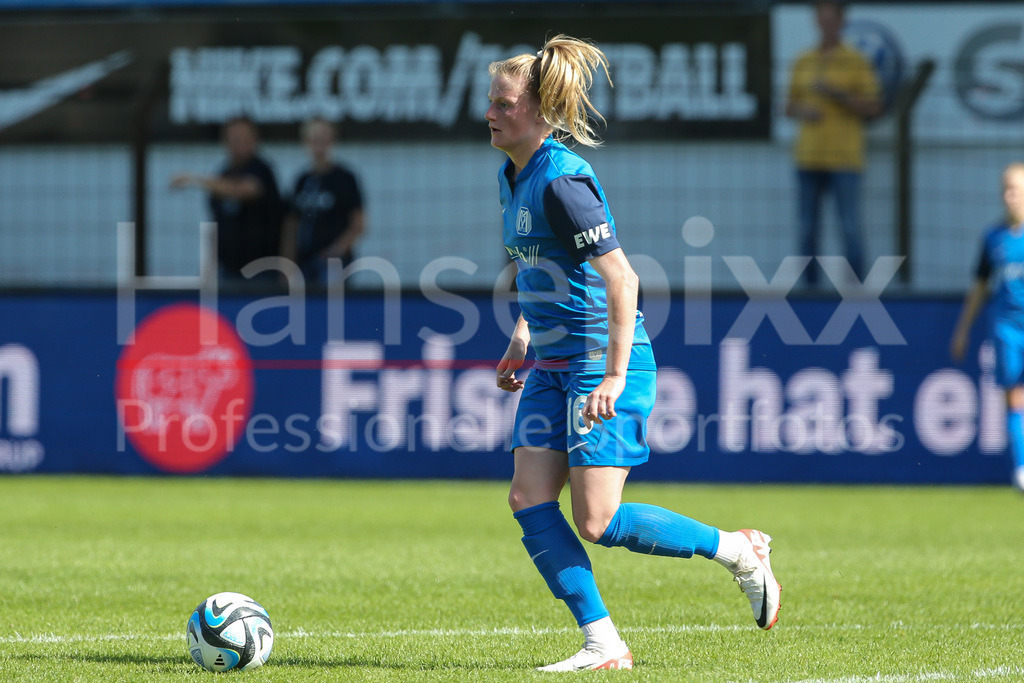 Fussball, 2. Frauen-Bundesliga, SV Meppen - Borussia Mönchengladbach | v.li.: Sarah Schulte (SV Meppen, 16) am Ball, Einzelbild, Ganzkörper, Aktion, Action, Spielszene, DIE DFB-RICHTLINIEN UNTERSAGEN JEGLICHE NUTZUNG VON FOTOS ALS SEQUENZBILDER UND/ODER VIDEOÄHNLICHE FOTOSTRECKEN. DFB REGULATIONS PROHIBIT ANY USE OF PHOTOGRAPHS AS IMAGE SEQUENCES AND/OR QUASI-VIDEO.
