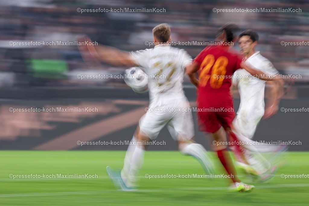 BMG02082501073 | 02.08.2025, Fußball, Borussia Mönchengladbach - FC Valencia, 125 Jahrfeier Jubiläumsspiel, Borussia-Park, Saison 2025 2026: Feature Dynamisch Dynamik Oscar Fraulo (Borussia Mönchengladbach #22) im Zweikampf gegen  Rubo (Valencia #26)   DFB regulations prohibit any use of photographs as image sequences and or quasi-video.