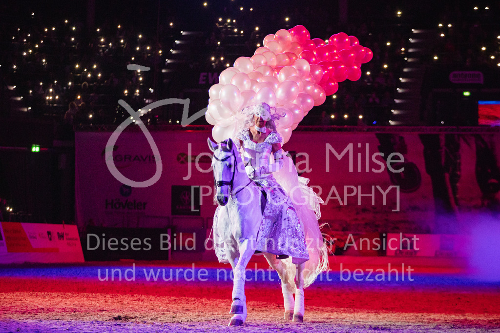 241102_Oldenburg_Show-355 | Deine schönsten Turniermomente als professionelle Fotos! Entdecke hochwertige Pferdesport-Fotografie im Online-Shop. Jetzt Fotos finden & bestellen!